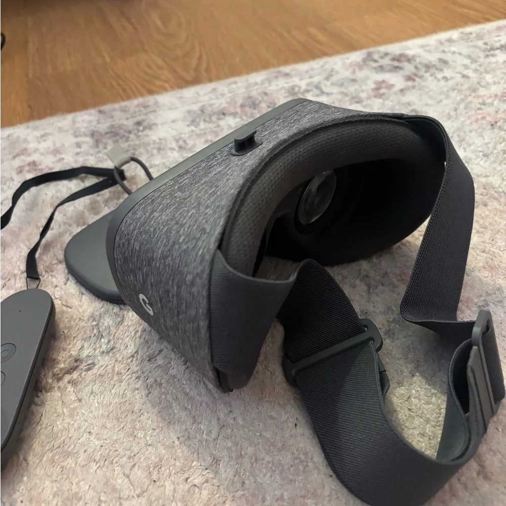 Google Gray VR Headset with Remote